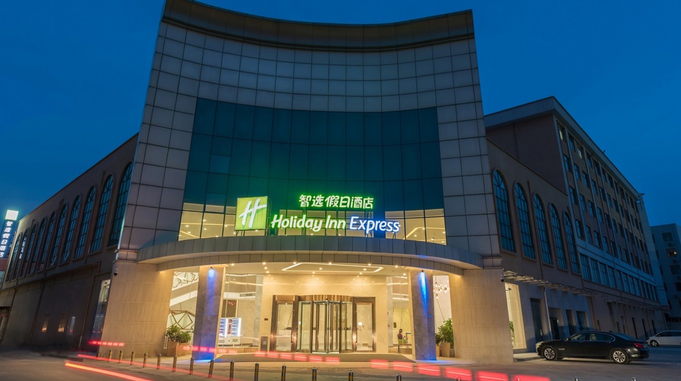 广州白云机场智选假日酒店外观