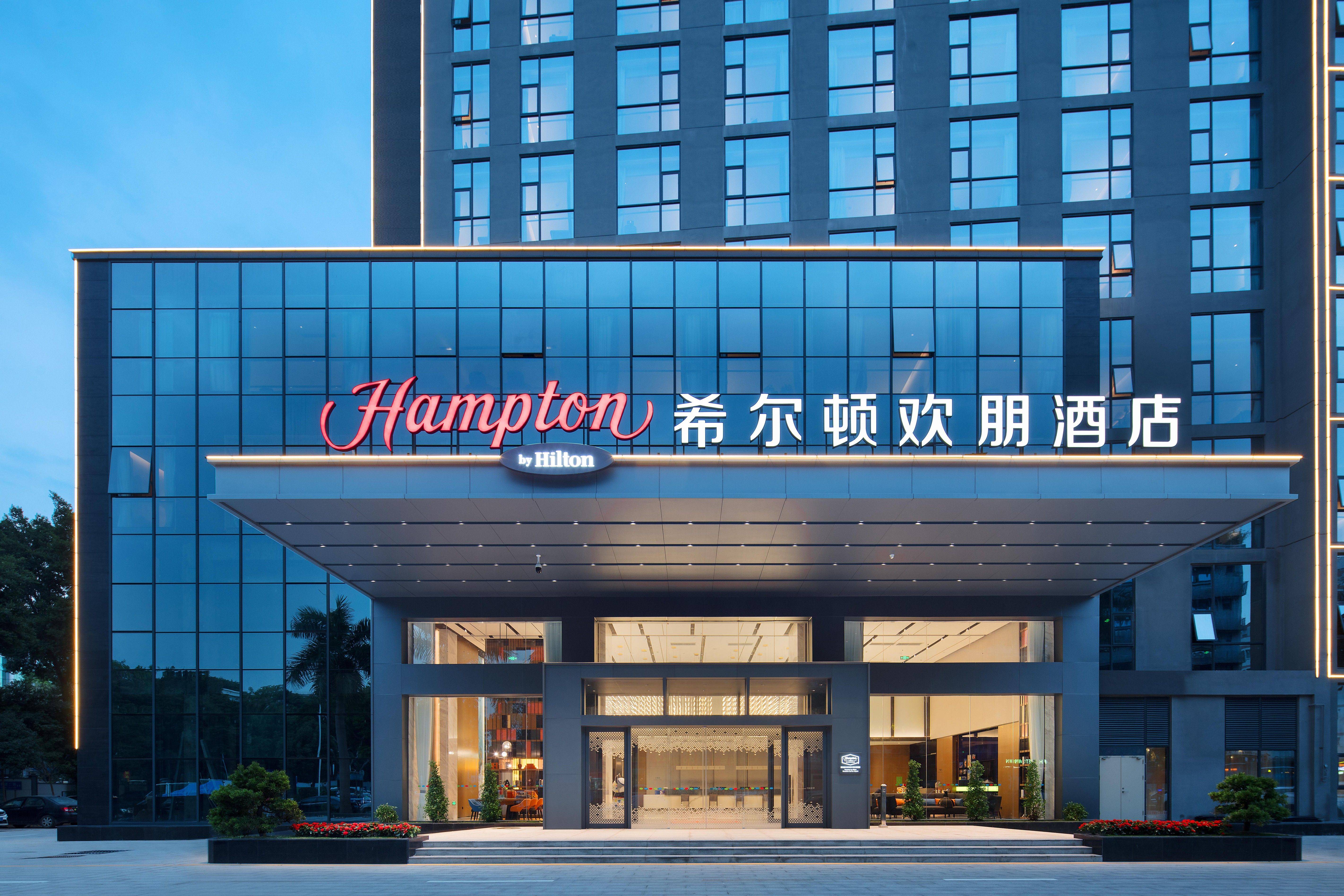 广州人和白云机场希尔顿欢朋酒店外观